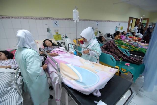 Puluhan orang keracunan ayam bakar