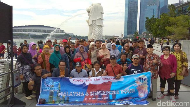 Terpuji, Pria Ini Ajak Gurunya Dari SD Hingga SMA Liburan Keluar Negeri