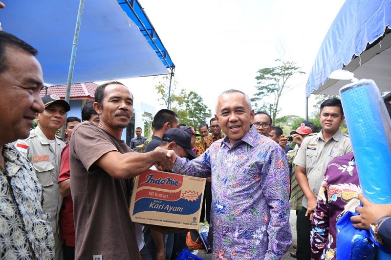 Terima Bantuan dari Gubernur Riau, Keluarga Terkena Musibah Puting Beliung Merasa Terharu