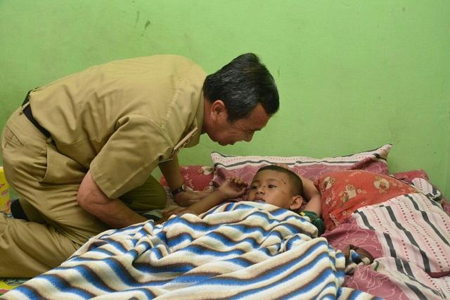 Bupati Siak Jenguk Lutfi Hakim, Bocah Korban Kecelakaan yang  Kedua Orang Tuanya Meninggal