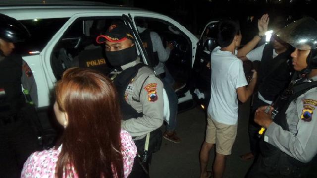 WNA Tiongkok dan Wanita Kepergok Mesum di Dalam Mobil Parkir di Pinggir Jalan