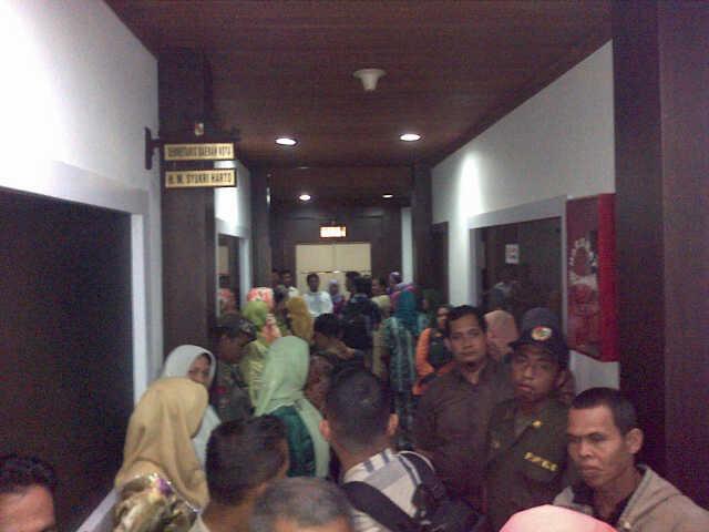 Ratusan Tenaga Honor K2 Demo Kantor Walikota Pekanbaru