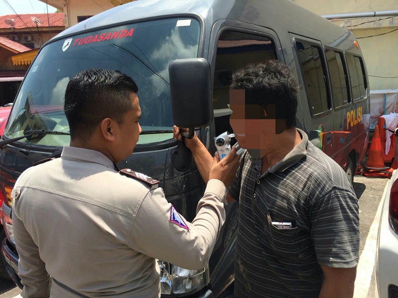 Cegah Pengemudi Gunakan Alkohol, Satlantas Gunakan Alat Ini Untuk Pemeriksaan
