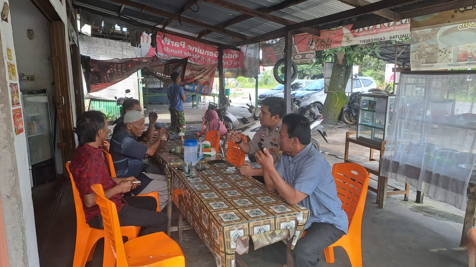 Bhabinkamtibmas Desa Bencah Kelubi Sampaikan Pesan Kondusif Jelang Pemilu 2024