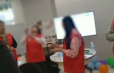 Parah! Karyawan di Perusahaan Ini Diminta Makan Cacing Hidup karena Kinerjanya Menurun