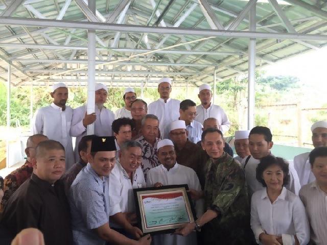 Komunitas Tionghoa Serahkan Piagam 'Tokoh Indonesia 2016' ke Habib Rizieq Shihab