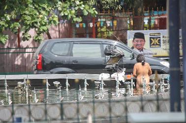 Wanita Gila Tanpa Busana Mandi di Air Mancur Selais Pekanbaru