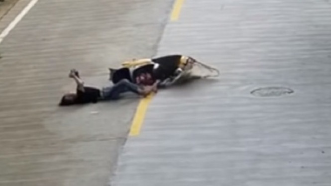 Setelah Menabrak, Wanita Ini Malah Menatap Ponsel Sambil Tergeletak