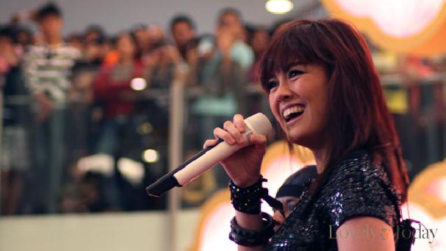 Agnes Monica Goncang Panggung Pembukaan PON XVIII