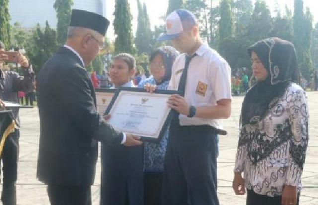 Plt Gubri Serahkan Penghargaan Kepada Insan Pendidikan Berprestasi