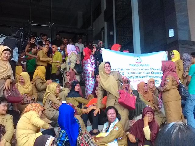 Ramai-Ramai Guru Seruduk Kantor DPRD Pekanbaru