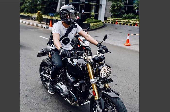 Harga Fantastis Helm Simpson yang Dipakai Ariel Noah