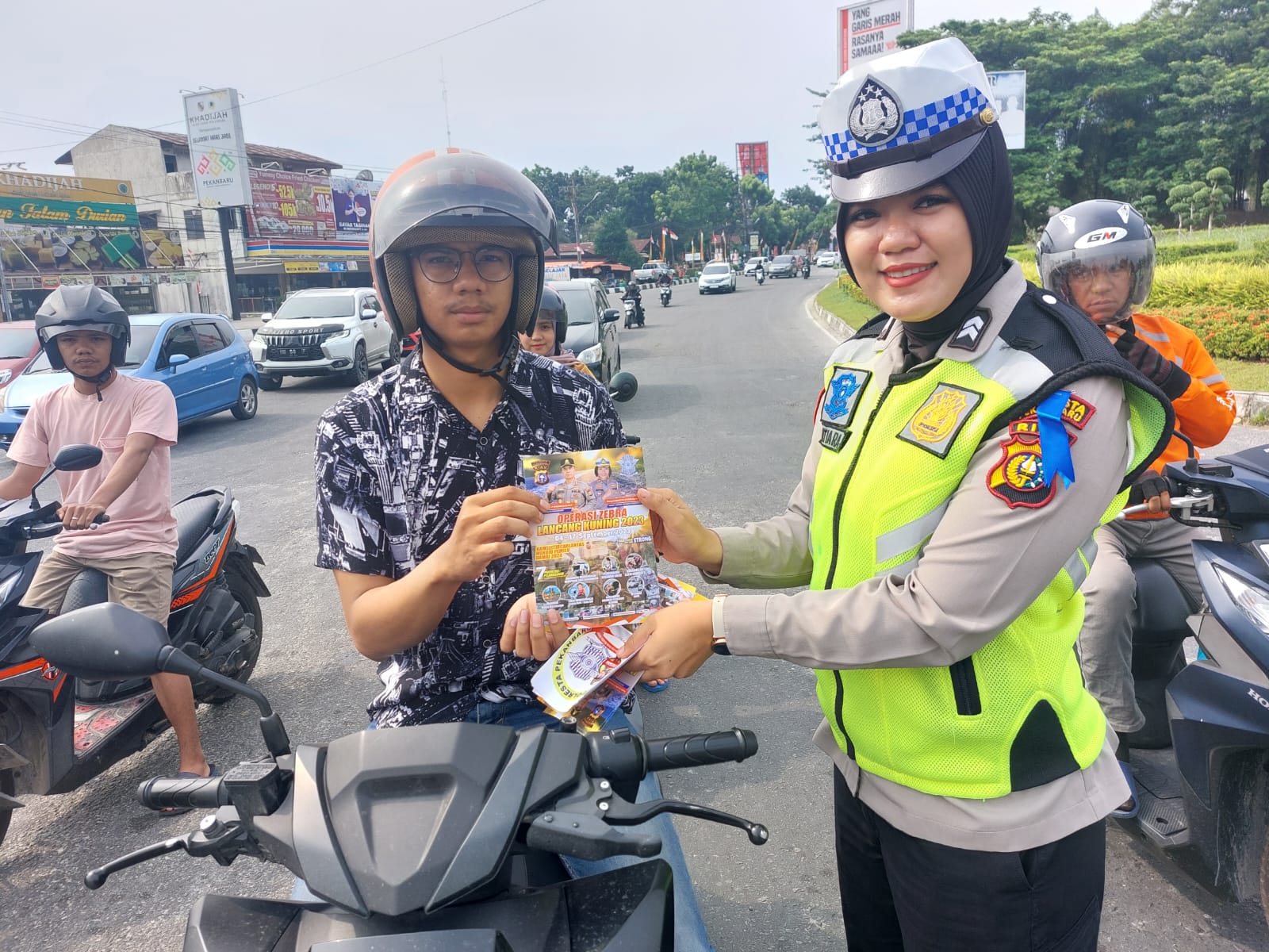 Edukasi Keselamatan Lalu Lintas dalam Operasi Zebra Lancang Kuning 2023 di Pekanbaru
