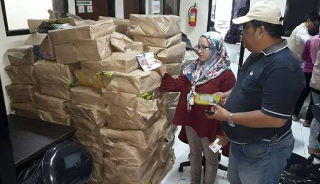 Asal Usul 2 Truk Brosur Kampanye Hitam terhadap Anies-Sandi