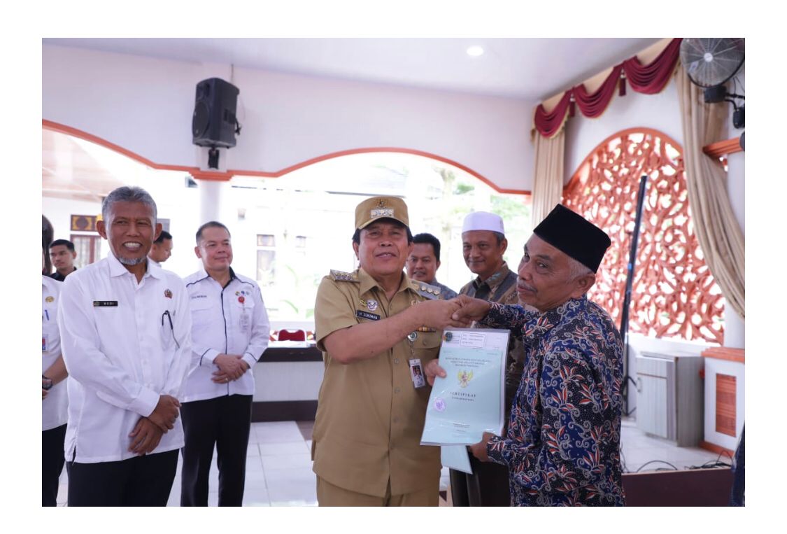 Sebanyak 2.361 SHM Diserahkan Bupati Sukiman Kepada Masyarakat, 54 Persil Diantaranya Adalah Aset Pemda
