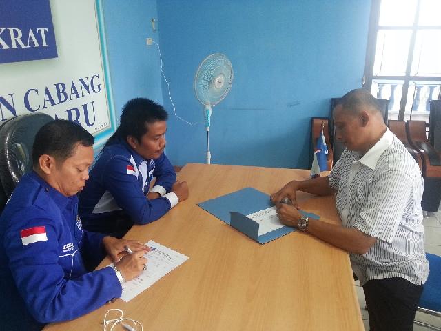 Siap Tantang Firdaus di Pilwako, Said Usman Ambil Formulir Cawako di Demokrat