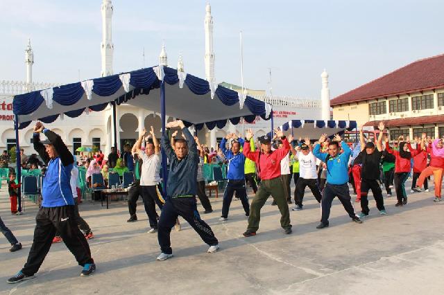 Azharisman Rozie Senam Sehat Bersama Masyarakat Kelurahan Air Hitam