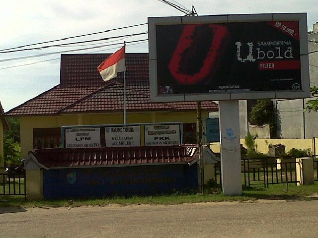 Sangat Tidak Pantas, Reklame Rokok Ini Sekian Lama Tayang di Depan Kantor Lurah Air Molek 1 Inhu