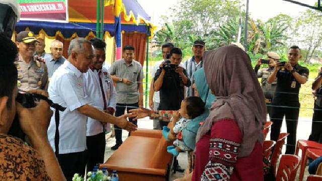 Tinjau Pilkada, Gubri Disambut Antusias Warga