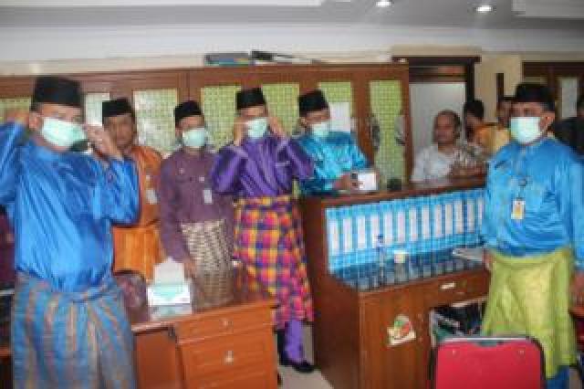 Jangan Jadikan Asap Kendala tak Masuk Kantor, Ayat Cahyadi Pasangkan Masker PNS