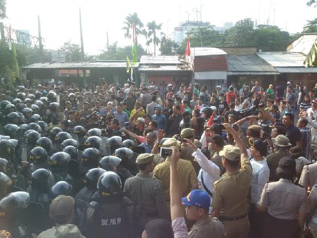 Bangunan Mulai Dirobohkan dengan Ekskavator, Warga Rawajati Histeris