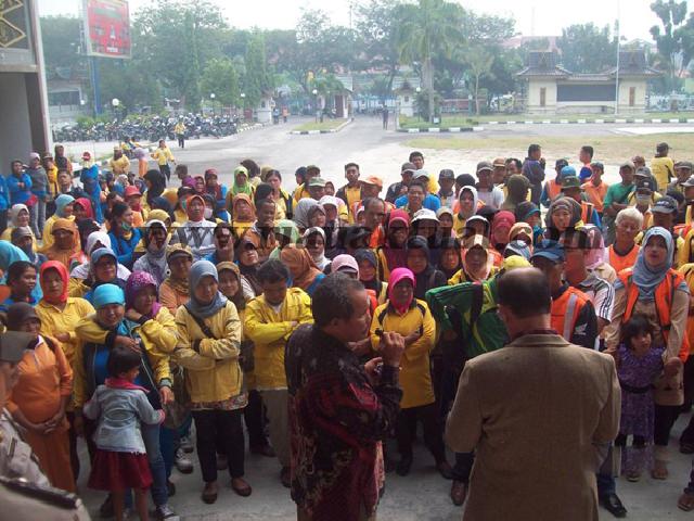 Demo 100 Pasukan Kuning di DPRD Pekanbaru Hanya Disambut Kamaruzaman