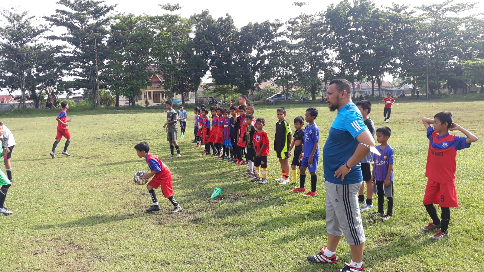 Raja Faisal Berikan Coaching Clinic untuk Siswa SSB Tunas Bangsa