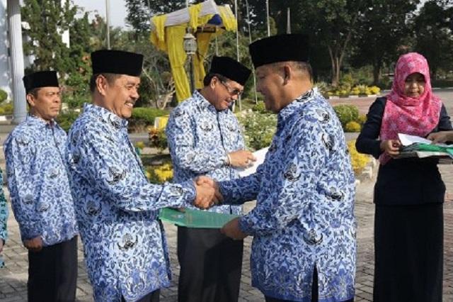 Rektor UR Serahkan SK Kenaikan Pangkat ASN