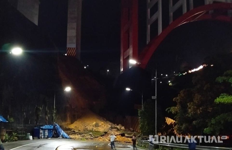 Longsor Tutup Total Akses Kelok 9, Jalan Riau - Sumbar Lumpuh