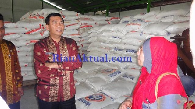 Kunjungi Gudang Sembako, Firdaus Jamin Ketersediaan Stok Aman