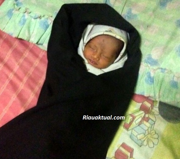 Heboh, Bayi Mungil Ditemukan di Depan Rumah Warga Pekan Arba Inhil