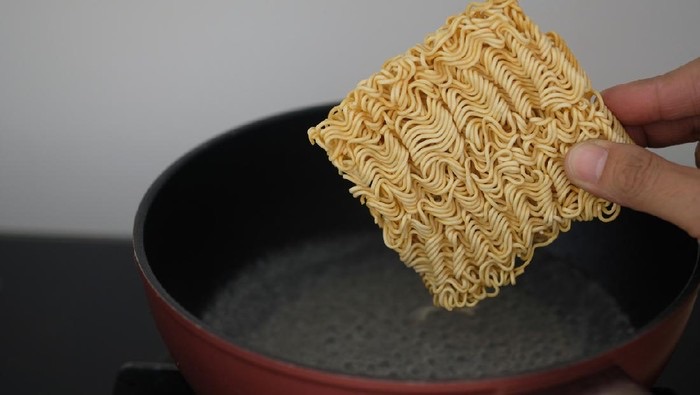 Pakar Gizi IPB Ungkap Dampak Jangka Panjang Keseringan Makan Mi Campur Nasi