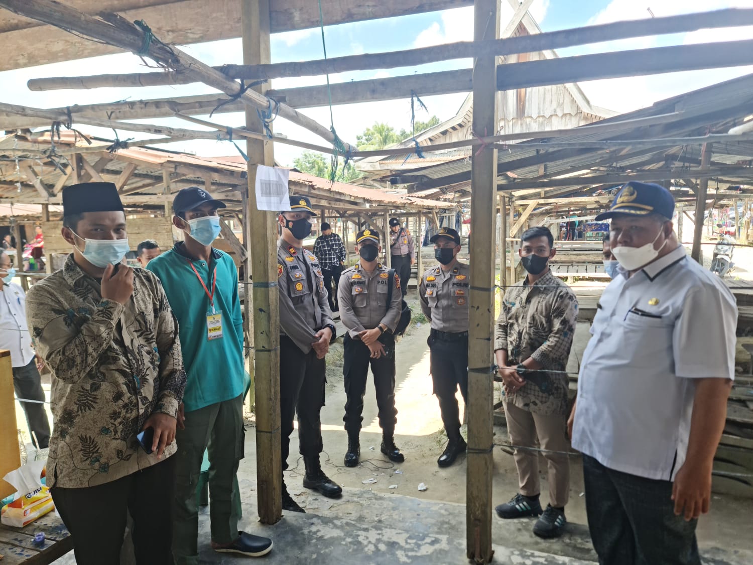 Kapolsek Langgam Polres Pelalawan Pantau Pelaksanaan Pemungutan Suara di Sejumlah TPS