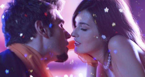 Agar Tak Bosan, Ini 7 Cara Ciuman yang Harus Kamu Coba