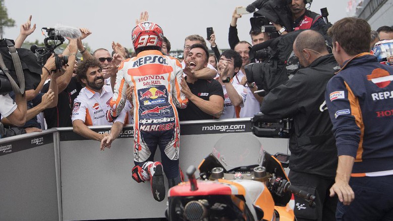 Crutchlow: Marquez Genius, Sengaja Melambat Kemudian Menang