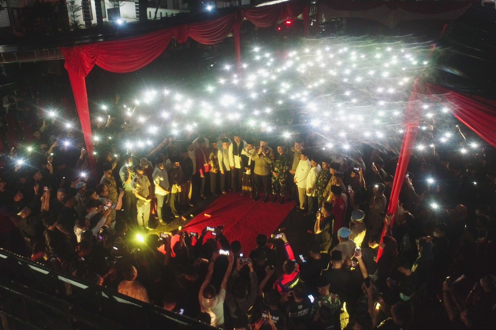 Dibawah Guyuran Hujan, Kapolda Riau Inisiasi Doa Bersama Untuk Korban Kanjuruhan