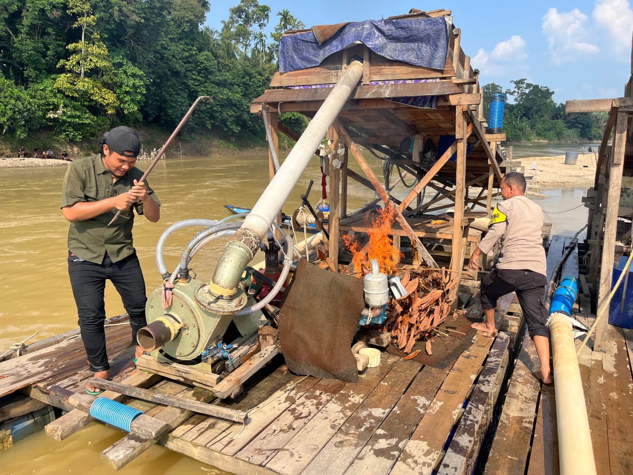Polsek Cerenti Musnahkan 10 Rakit PETI di Tiga Desa Kuansing