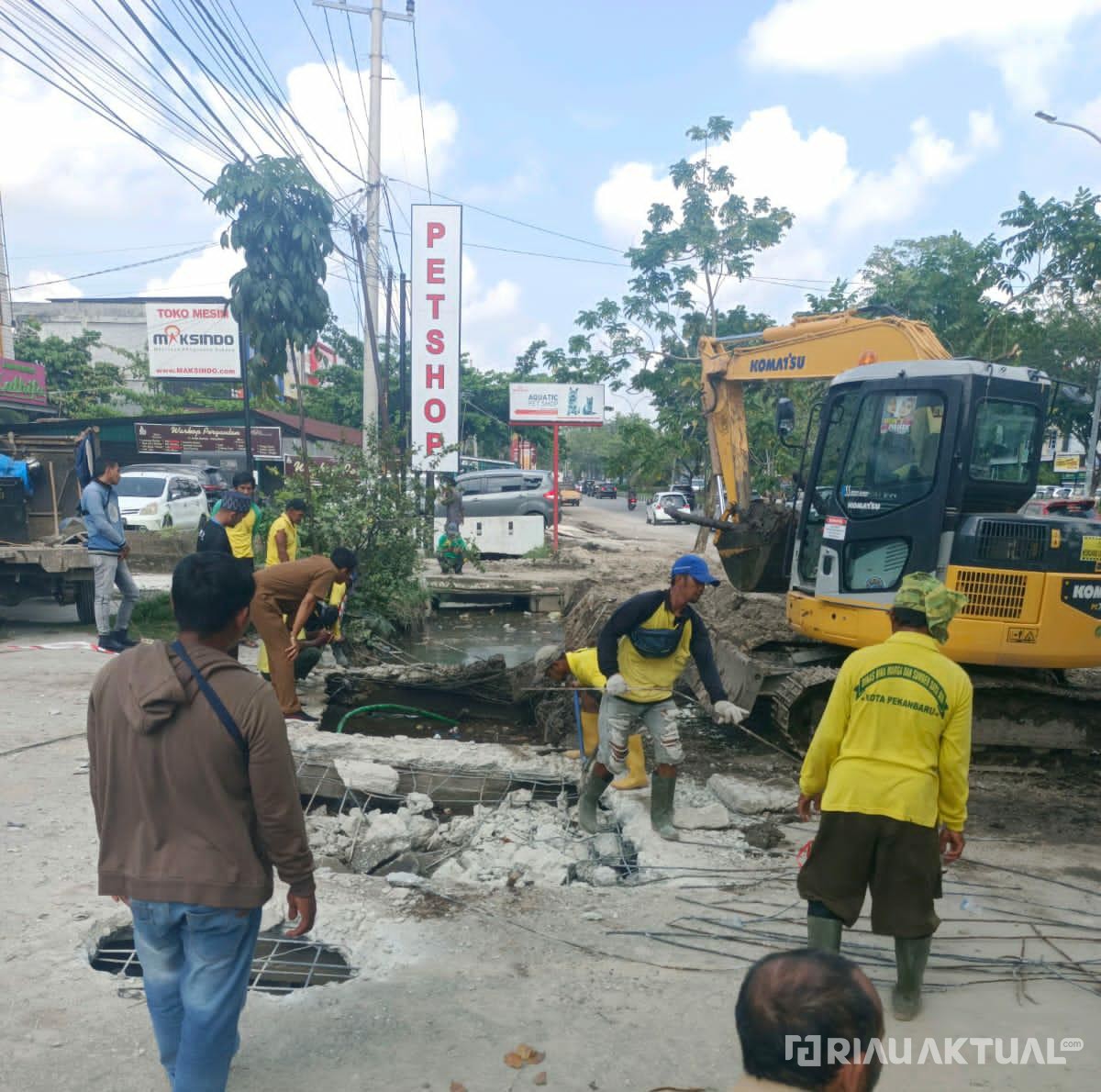 Peringatan Tak Digubris, PUPR Bongkar Jembatan Beton Penutup Drainase di Arifin Achmad