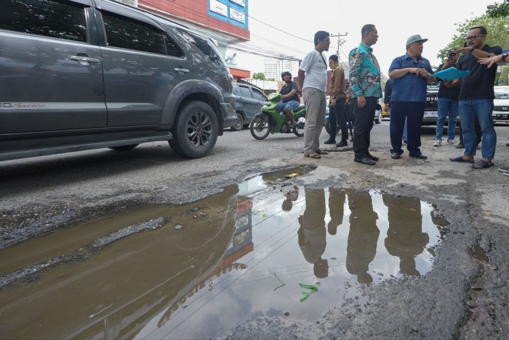Pj Gubri Cek Jalan Rusak di Pekanbaru