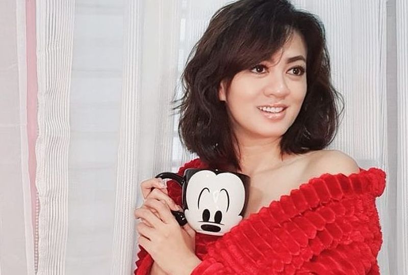 Berkeringan, Yeyen Lidya Pamer Perut Kencang