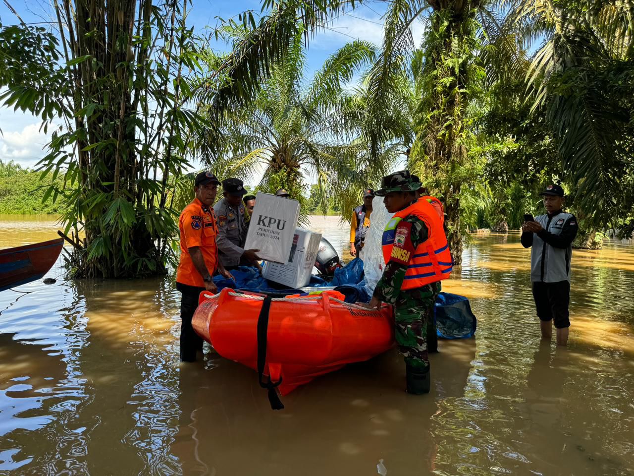 Distribusi Logistik Pilkada Rokan Hulu Tuntas Meski Hadapi Banjir