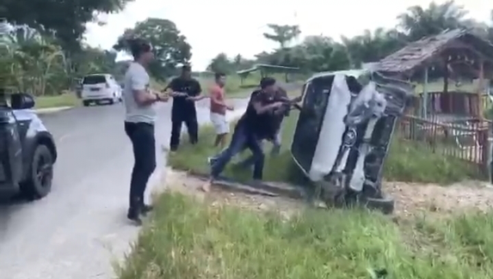 Mobil Kurir Terguling, Polisi Amankan 20 Bungkus Sabu