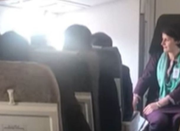 Pintu Pesawat Pakistan Airlines Tiba-tiba Terbuka