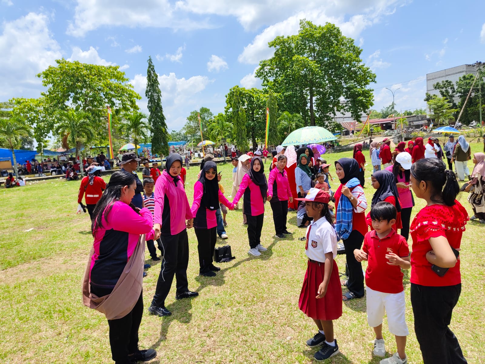 Meriah! Warga Bangko Pusako Ramaikan Lomba Permainan Rakyat HUT RI ke-80