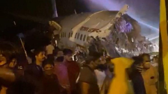 Tergelincir, Pesawat di India Terbelah 2 Saat Mendarat di Bandara Calicut