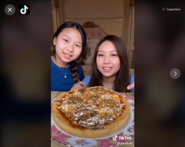 Kakak Adik Pamer Makan Pizza Emas, Netizen Heboh