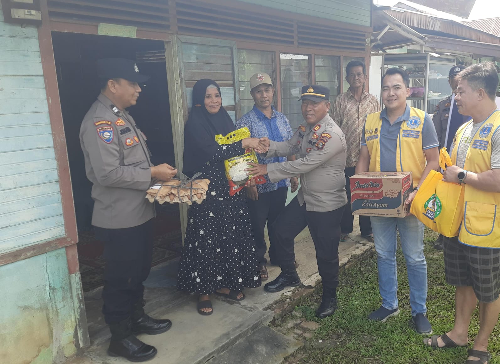 Polsek Mandau Gelar Bakti Sosial Bagikan Sembako Demi Pilkada Damai 2024