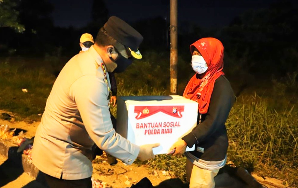 Malam Hari, Semua Dagangan Wanita Tua Ini Diborong Kapolda Riau