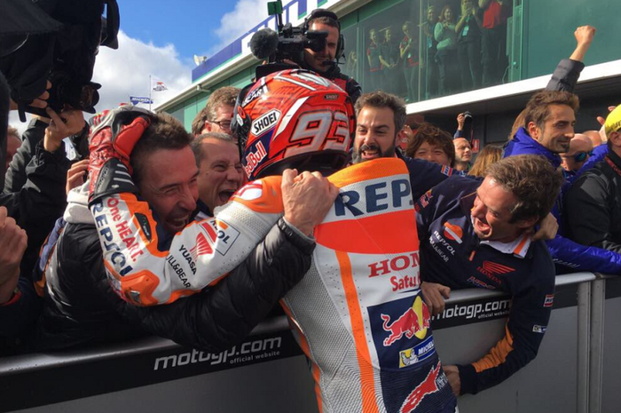 Trofi Juara Dunia MotoGP di Satu Tangan Marquez