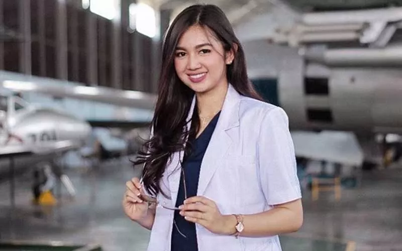 Style Dokter Cantik Lily Estelita Bikin Kamu Semangat Lawan Covid-19